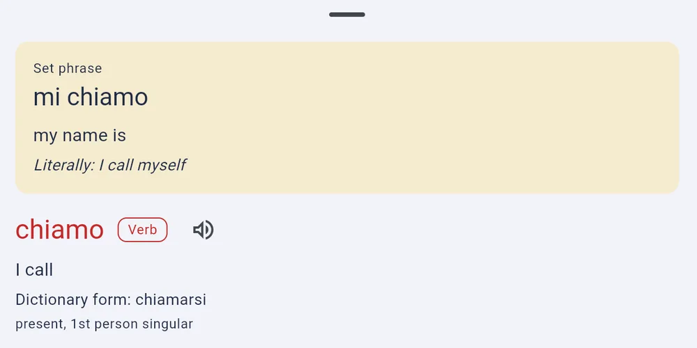 A mi chiamo állandósult szókapcsolat: angolul my name is (a nevem), szó szerint „hívom magam”.